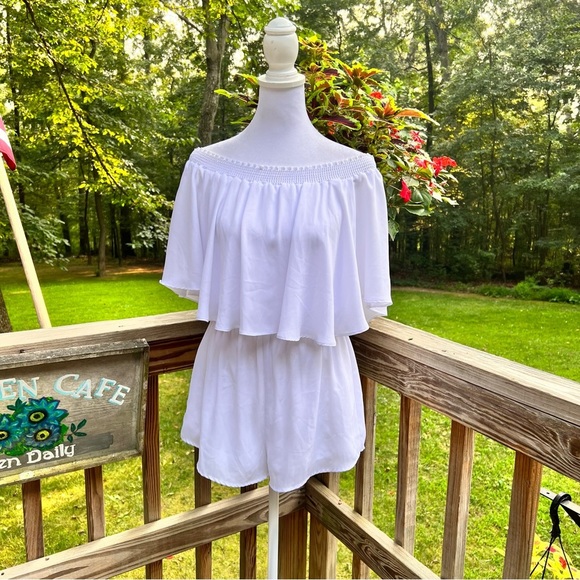 🥰 Show Me Your MuMu White Flutter Romper, Size Small, wear on off shoulder - Picture 5 of 9